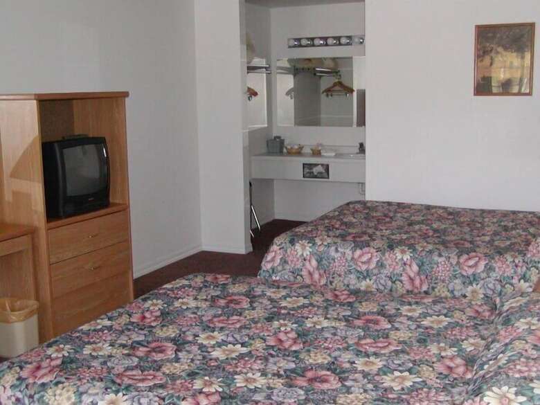 Motel Dude & Roundup
