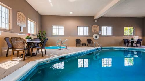 Hotel Lexington Inn & Suites