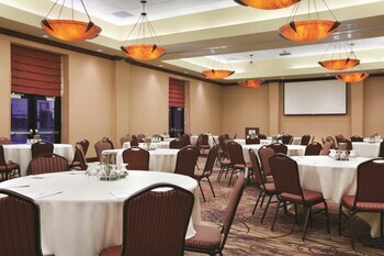Hotel Embassy Suites Minneapolis - North