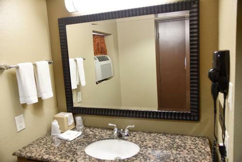 Motel Cline Shale Inn & Suites