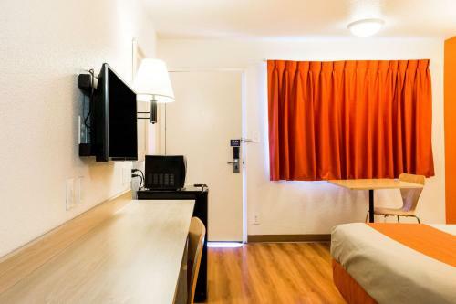 Motel 6 Mojave