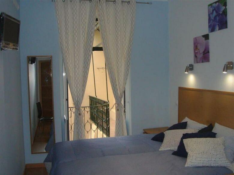 Hostal Downtown Guest House
