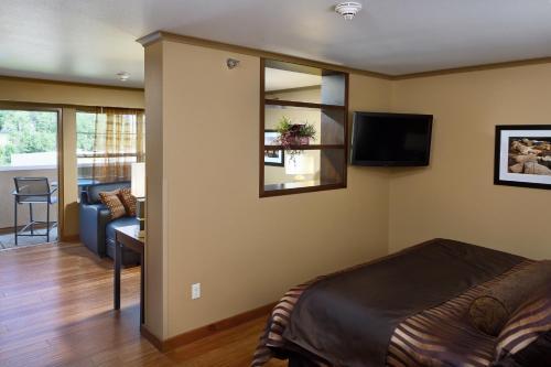 Clubhouse Hotel And Suites