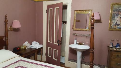 Austin's Holidae House Bed & Breakfast