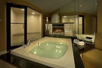 Hotel The Champagne Lodge And Luxury Suites