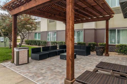 Hotel Comfort Suites Near Stonebriar Mall