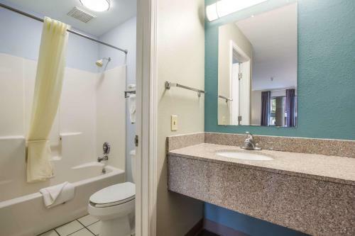 Hotel Econo Lodge Inn & Suites I-65