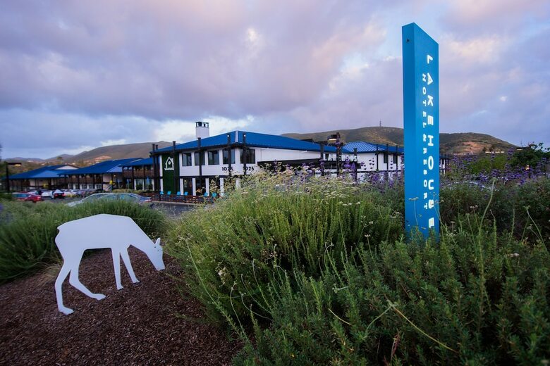 Lakehouse Hotel And Resort