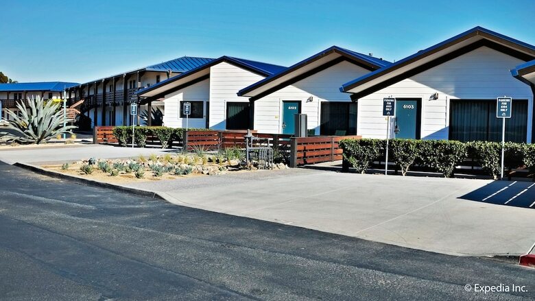 Lakehouse Hotel And Resort