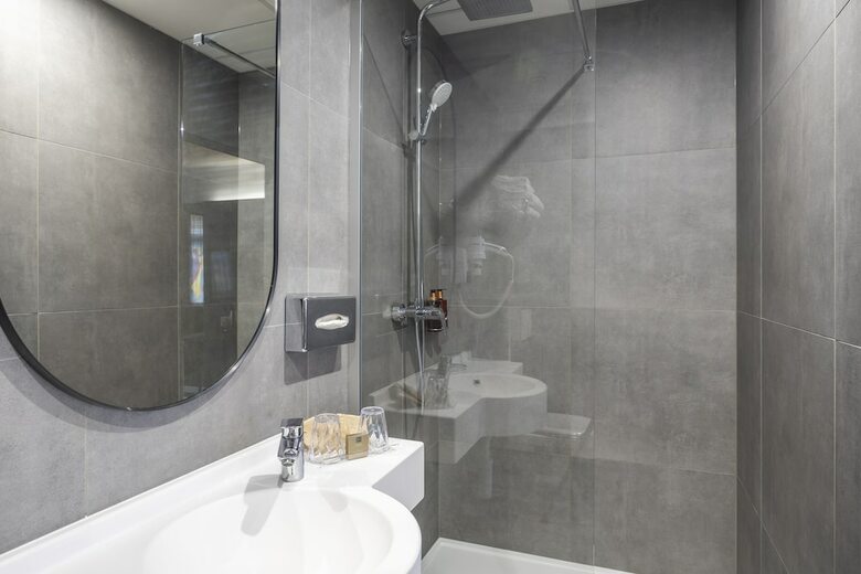 Aris Grand Place Hotel
