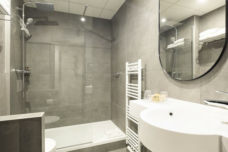 Aris Grand Place Hotel