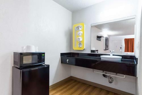 Motel 6 Long Beach International City