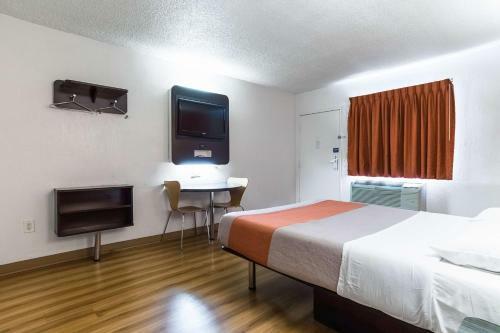 Motel 6 Long Beach International City