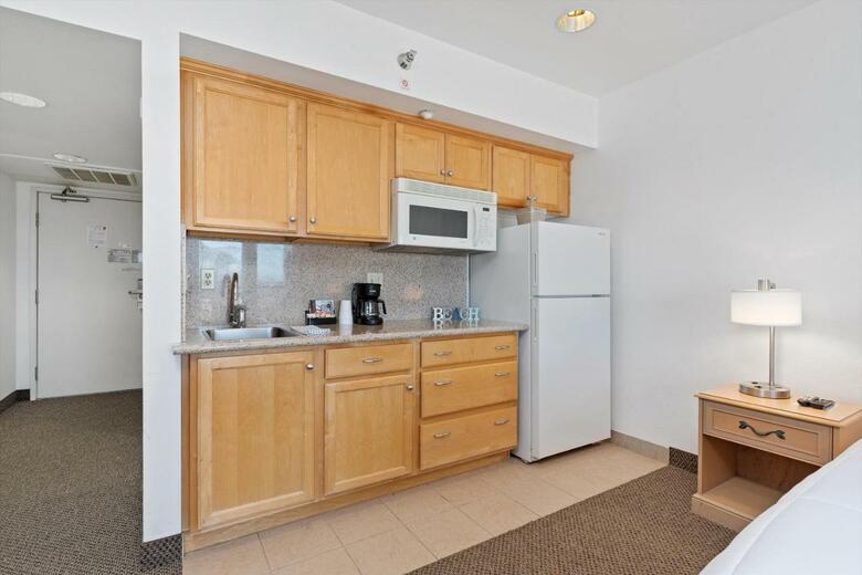 Hotel Beach House Inn & Suites