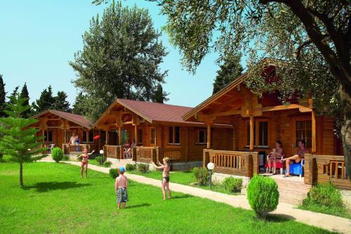 Sandy's Studios Apartments & Log-villas