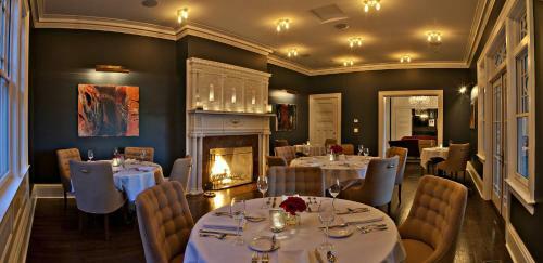Hotel Kemble Inn And Table Six Restaurant
