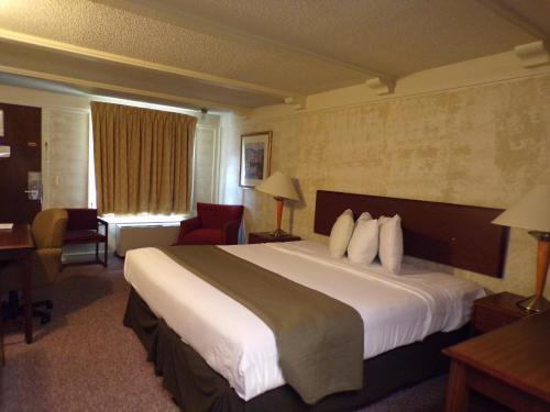 Hotel 77 Inn & Grill
