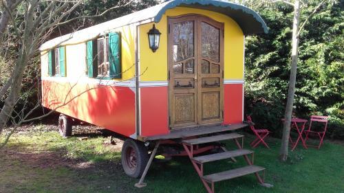 Hostal Les Roulottes De La Baronnie