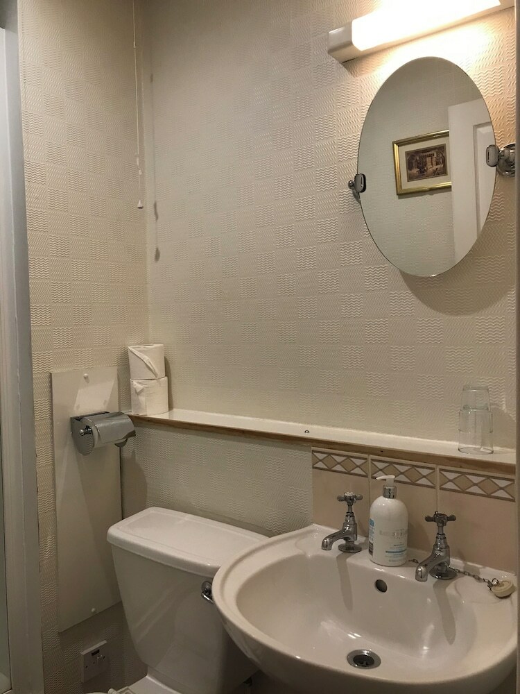 Hostal Alexander Guest House