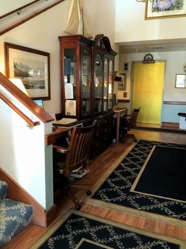 Camden Riverhouse Hotel And Inn
