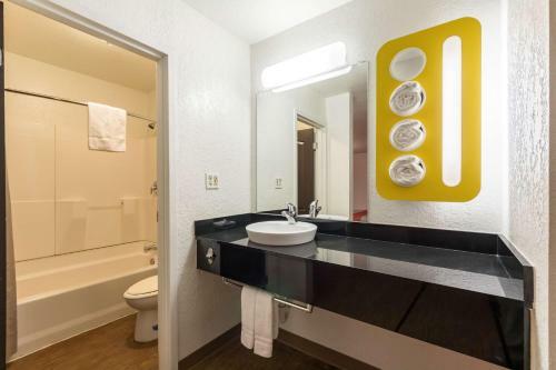 Motel 6 Uvalde