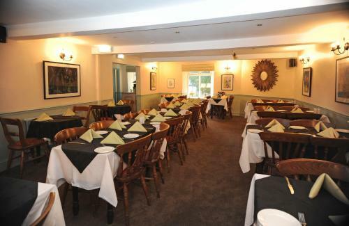 Hotel Queens Arms Country Inn