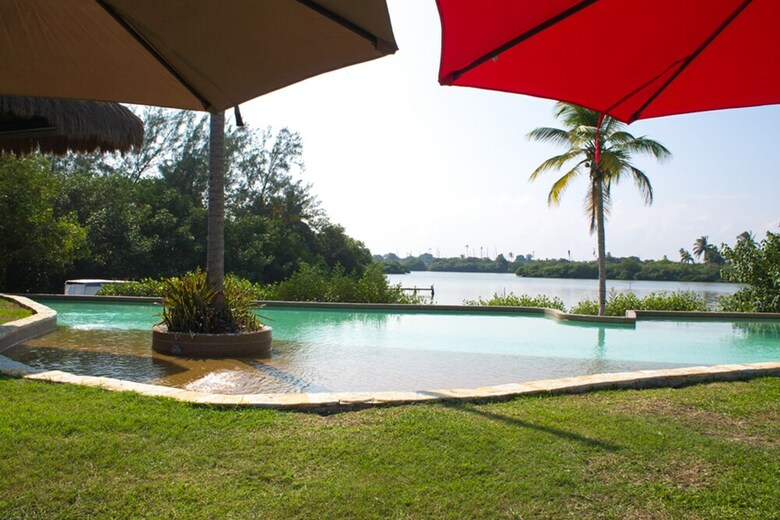 Hotel Isla Tajin Beach And River Resort