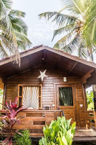 Hostal Pele's Windsong Wood Cottage On The Beach