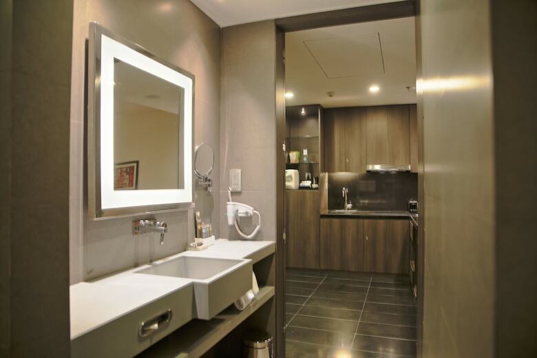 Novotel Kolkata Hotel And Residences