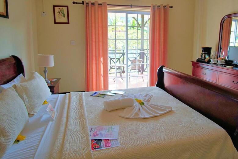 Hotel Marigot Beach Club & Dive Resort