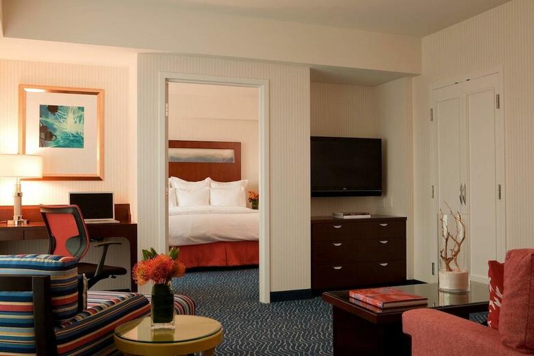 Hotel Renaissance Boston Waterfront