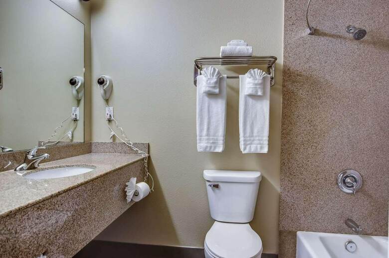 Hotel Howard Johnson Inn And Suites Reseda