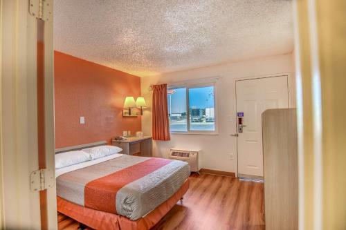 Motel 6 Stockton - Charter Way West