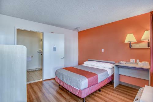 Motel 6 Stockton - Charter Way West