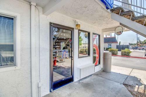 Motel 6 Stockton - Charter Way West