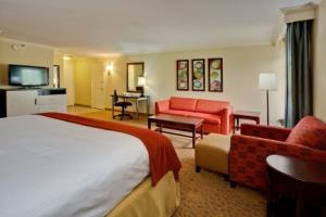 Holiday Inn Express Hotel & Suites