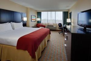 Holiday Inn Express Hotel & Suites