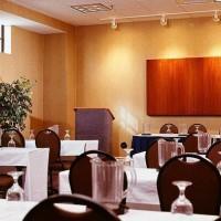 Holiday Inn Express Hotel & Suites