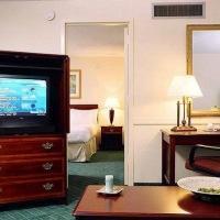 Holiday Inn Express Hotel & Suites