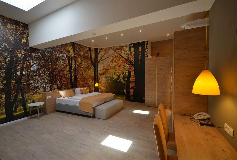 Emonec Hotel