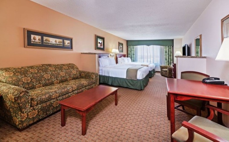 Holiday Inn Express Hotel & Suites Selma