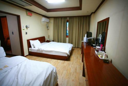 Gumi Metro Hotel