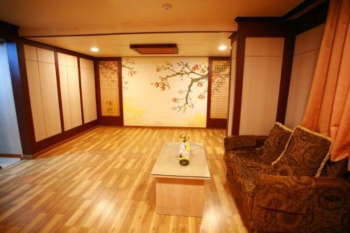 Gumi Metro Hotel