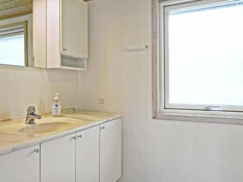 Three-bedroom Holiday Home In Aakirkeby 5