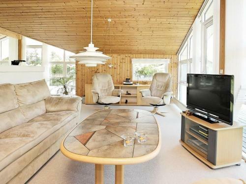 Three-bedroom Holiday Home In L�kken 62