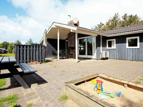 Three-bedroom Holiday Home In L�kken 11