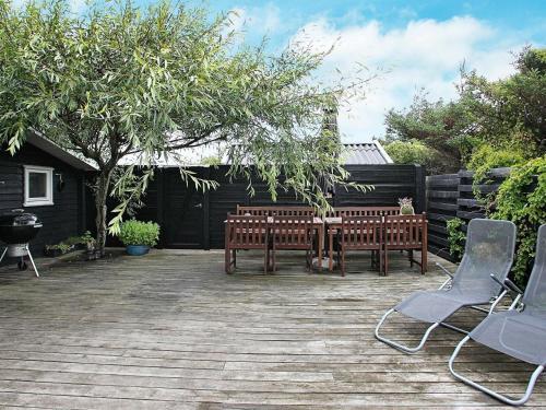 Three-bedroom Holiday Home In L�kken 77