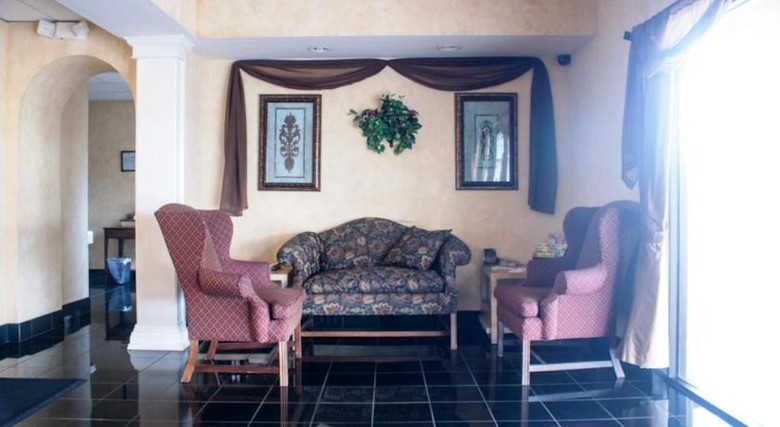 Hotel Goldstar Inn & Suites