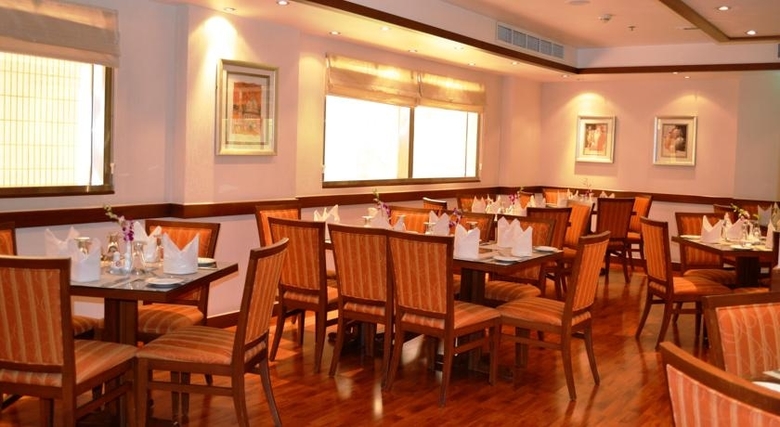Hotel Al Rawda Rotana Suites