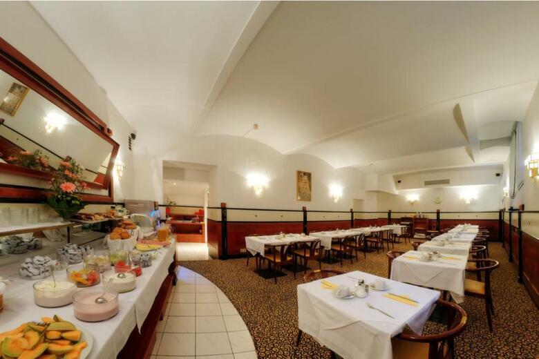 Hotel Carlton Opera